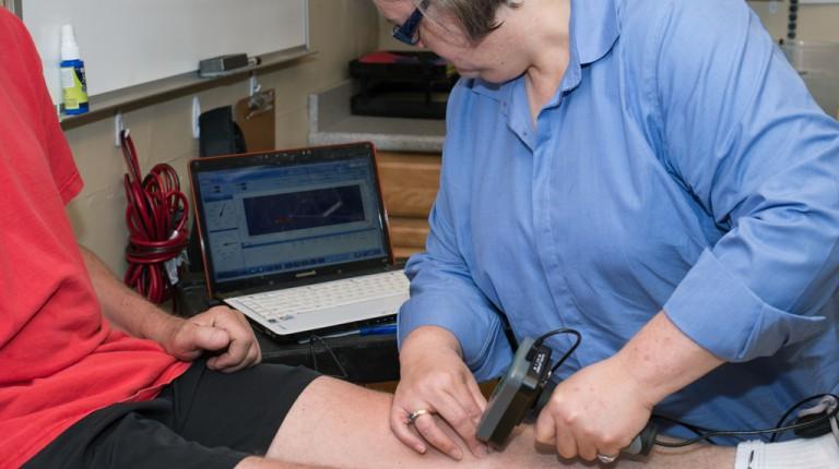 鲁道夫教授在病人膝盖上使用实验室工具