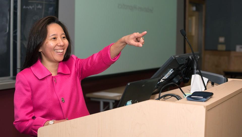 Dr. Cassia Mizuno speaking to pharmacy students